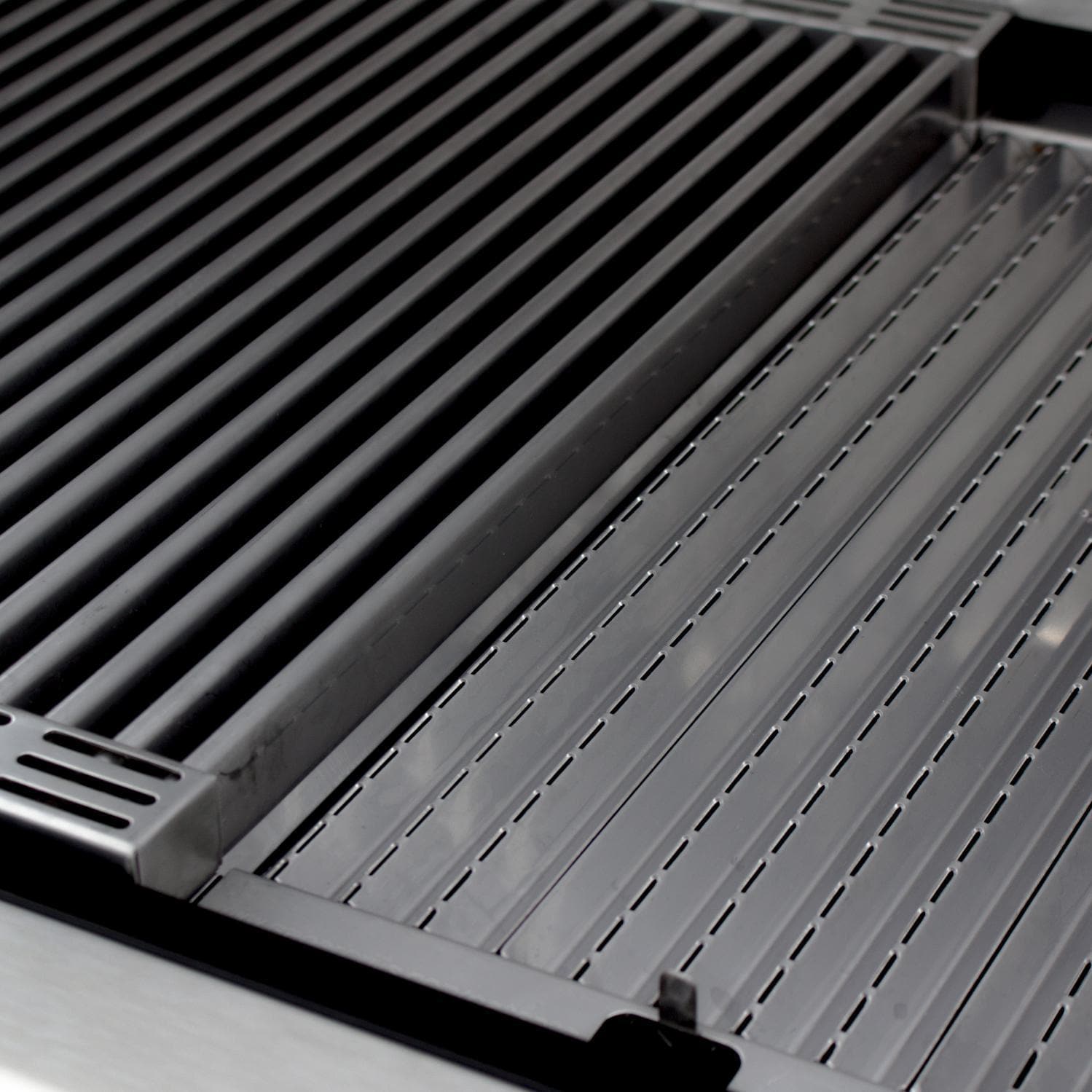 Saber Grills: 500 Series 3-Burner Cart Grill (LP) - Image 9