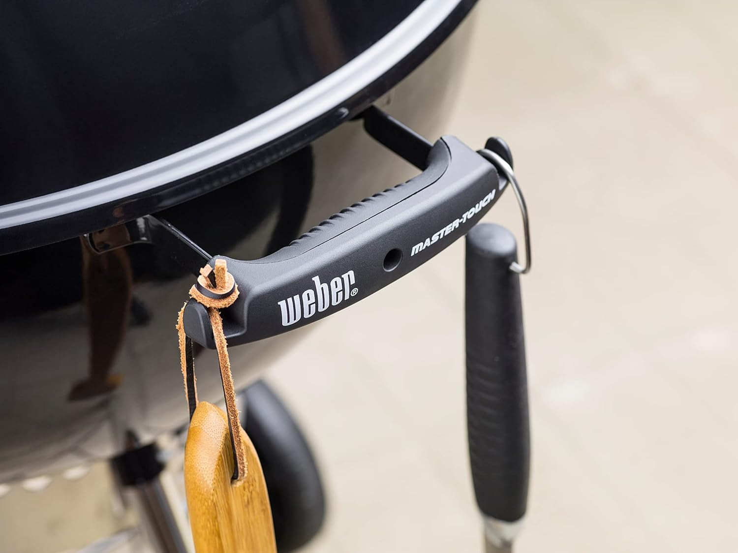 Weber Master-Touch 22 Charcoal Grill. Smoke - Image 9