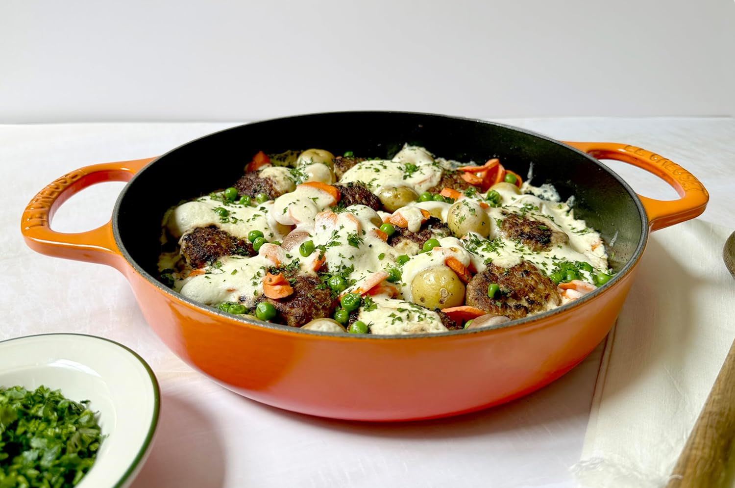 Le Creuset Signature Cast Iron Everyday Pan. 11. White - Image 6