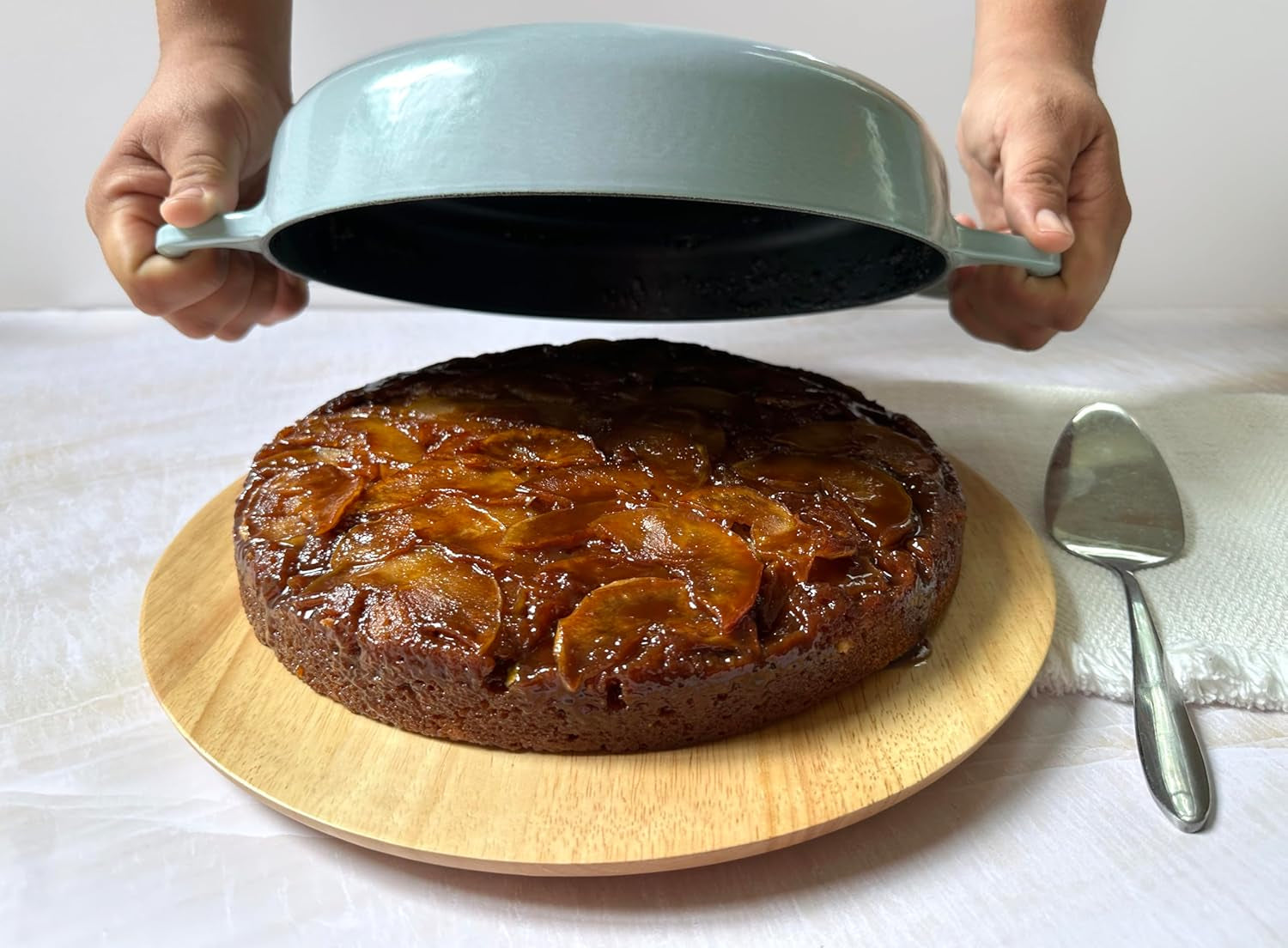 Le Creuset Signature Cast Iron Everyday Pan. 11. White - Image 5