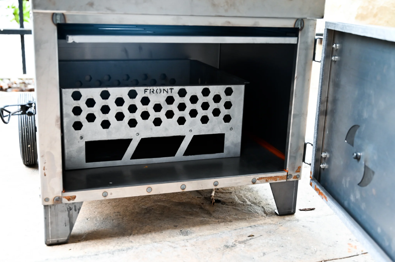 Hasty Bake: Roughneck Barrel Smoker - Corten Steel - Image 3