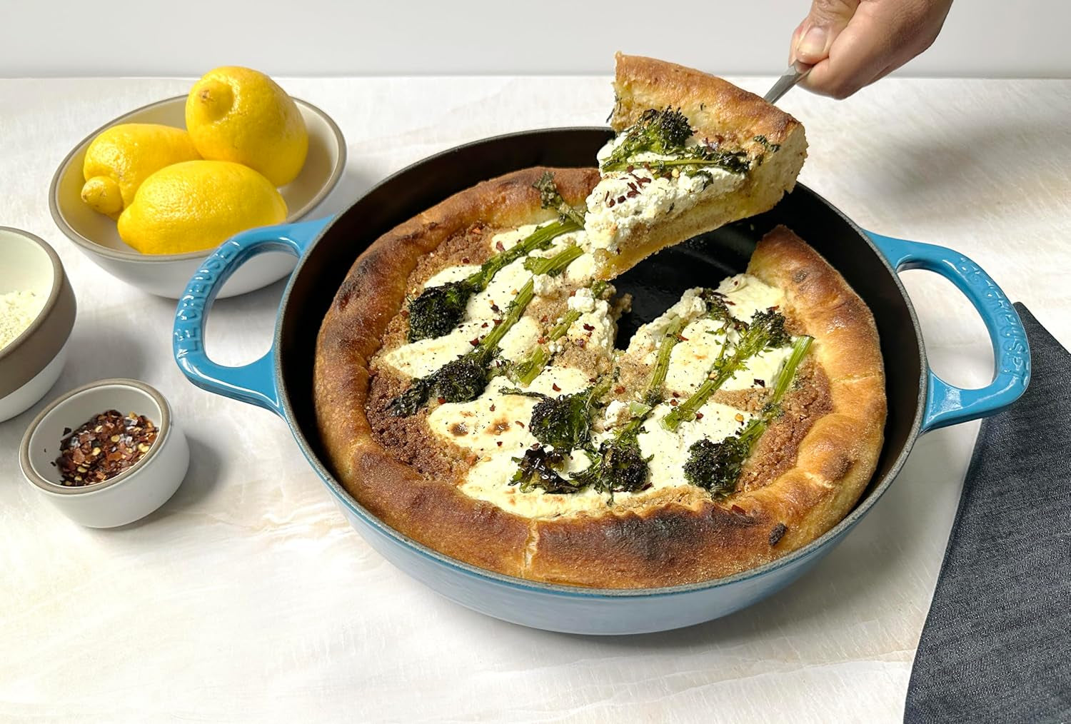 Le Creuset Signature Cast Iron Everyday Pan. 11. White - Image 7