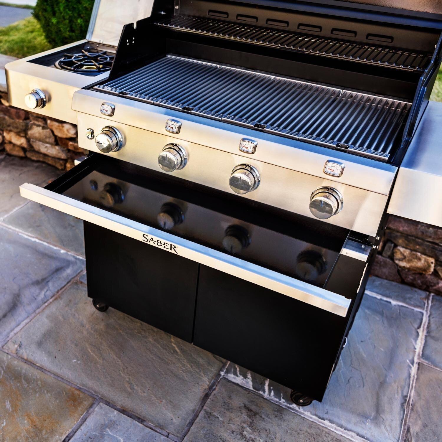 Saber Grills: 670 Series 4-Burner Cart Grill (LP) - Image 4