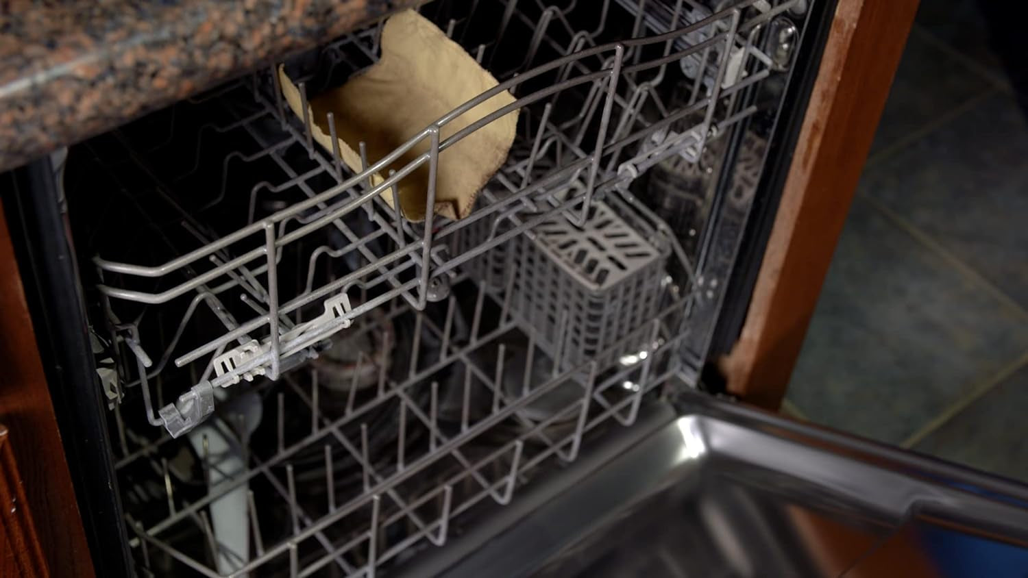 Q-Swiper Steam Clean BBQ Grill Cleaner Set - 1 Grill Brush with Scraper. 2 Heat Resistant Kevlar® Cloths. 1 Tray | Bristle Free | Safe Way to Steam Away Grill Grease & Grime - Image 7