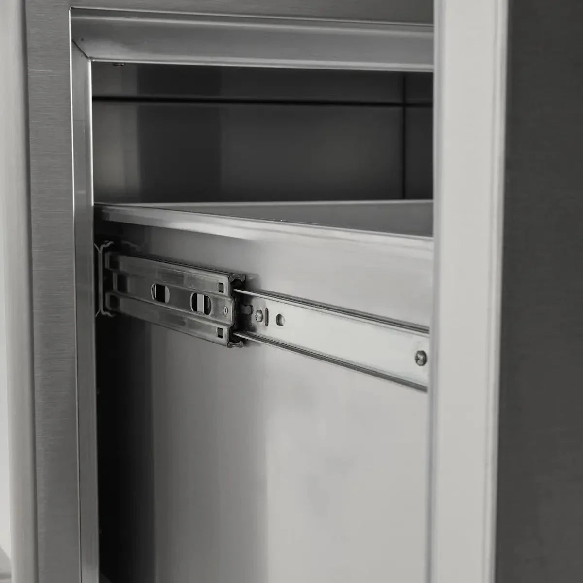 Coyote 26 Pull Out Ice Chest - Image 3