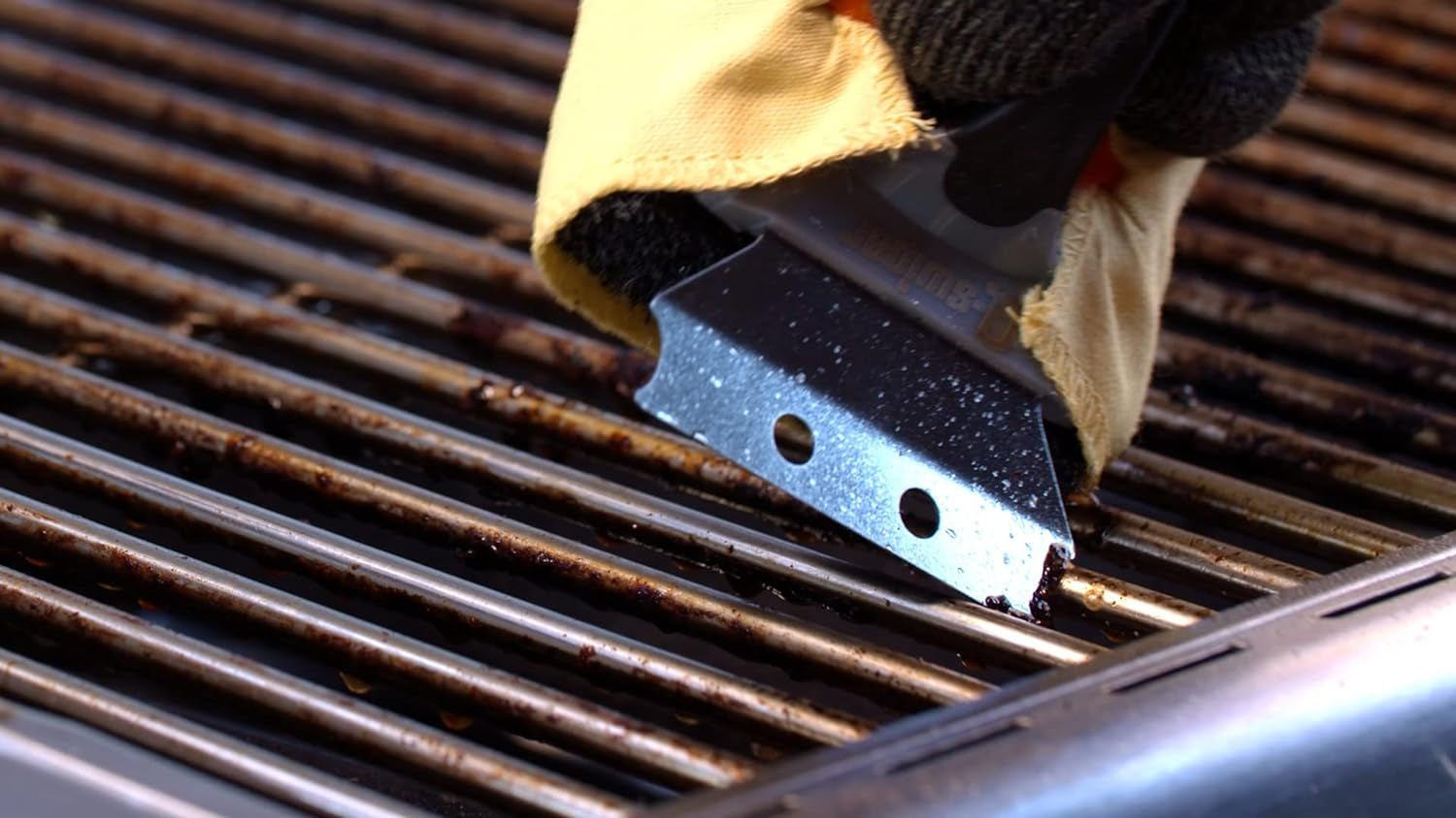 Q-Swiper Steam Clean BBQ Grill Cleaner Set - 1 Grill Brush with Scraper. 2 Heat Resistant Kevlar® Cloths. 1 Tray | Bristle Free | Safe Way to Steam Away Grill Grease & Grime - Image 6