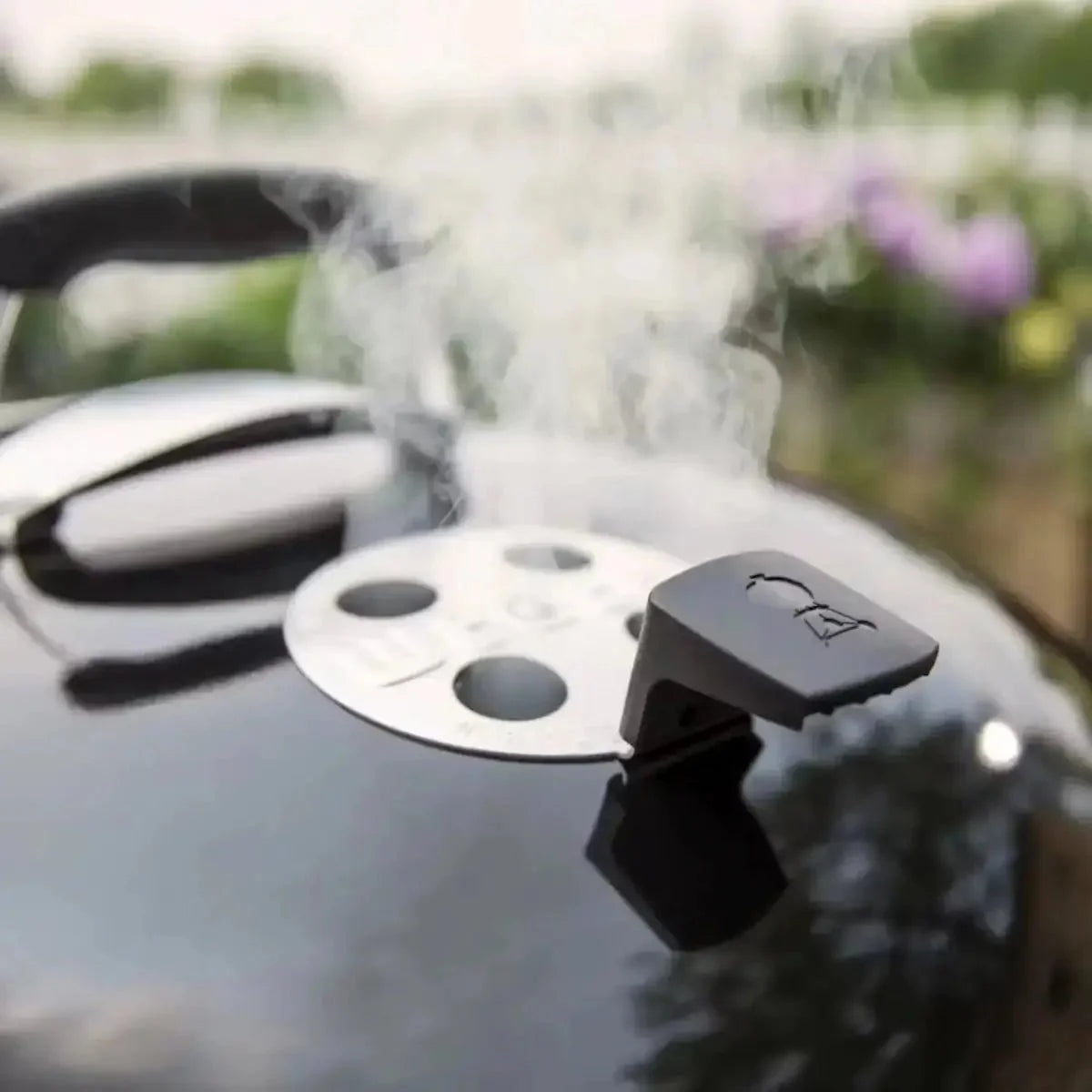 Weber 26 Master-Touch Charcoal BBQ Grill. Black - Image 6